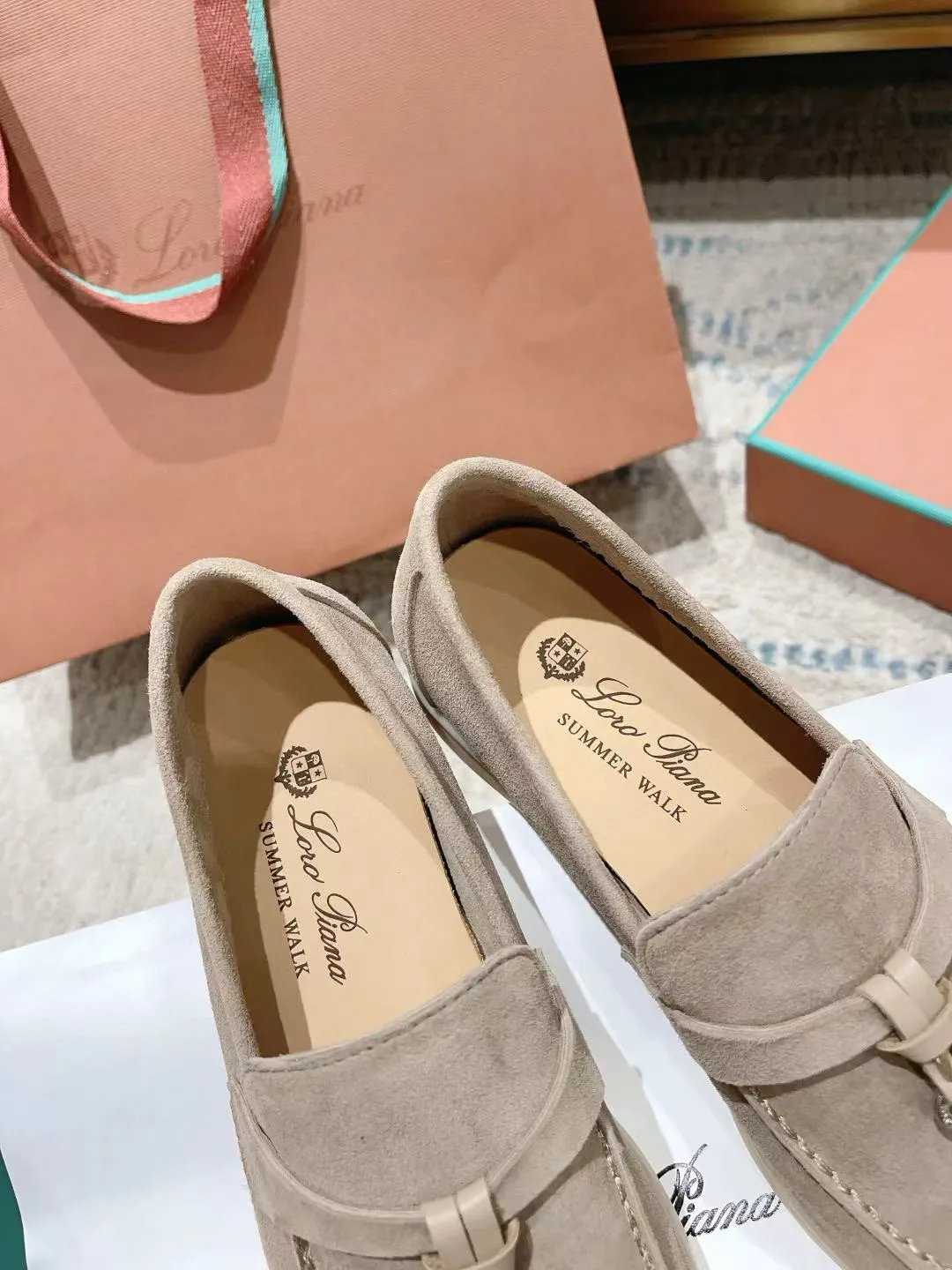 Factory price: 520💰4050 new color. Original purchase, 1⃣️: 1⃣️ folded and developed, Loro Piana professional model to try on feet, quality purchase level, flash sale of common products on the market, welcome to compare, original packaging. Fabric: Imported from Italy🐑High mercerized shearling, Lining: Hand-sewn mark thread in water-dyed cowhide imported from Italy🧵, high-end and elegant. Comfortable on the feet. Size: Women's 35-42 (41, 42) customized, non-returnable, men's 38-45 (46, 47, 48) customized, non-refundable. Fashionable boutiques that you can’t miss, a must-have item